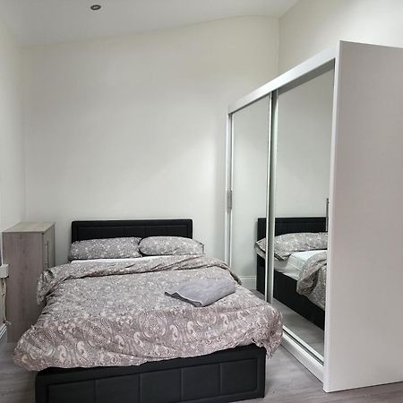 Ilford Town Centre Studio ภายนอก รูปภาพ